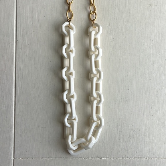 Acrylic White Chain Necklace - Picture 2 of 2